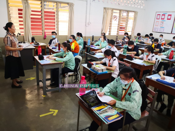 育民中学学生在上课时都戴上口罩，桌位也保持社交距离。