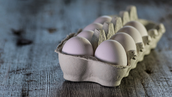鸡蛋摆放时将尖的一头朝下摆放，可保持新鲜度。