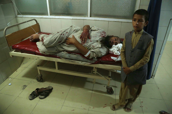 伊斯兰国（IS）周日在阿富汗东部城市贾拉拉巴德与安全部队发生冲突，一名受伤的男子在贾拉拉巴德的医院接受治疗。 （欧新社）