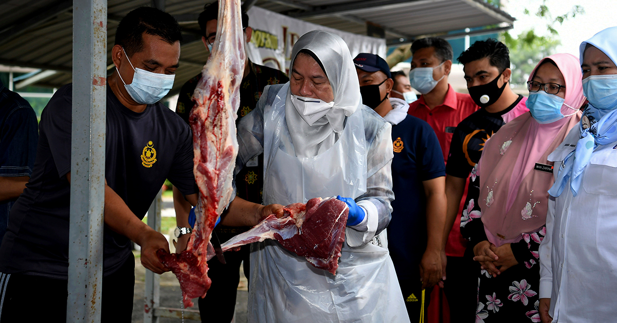 祖莱达（前排右）在消拯员协助下，切割牛肉。