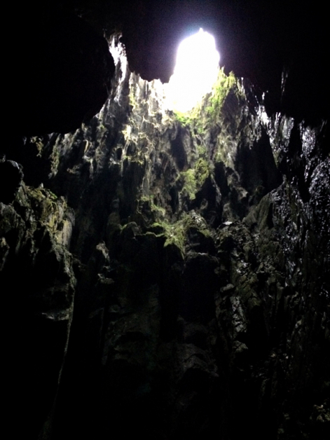  风洞因洞顶的开口而引进了流动的风，在洞穴内形成各种声响。