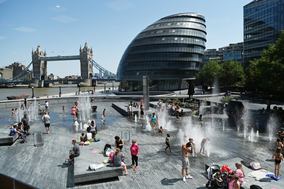 英国民众周五在伦敦市政厅外的喷泉戏水消暑。气象局指出，7月31日是英国最热的一天，大伦敦的气温达到摄氏35度。（欧新社）
