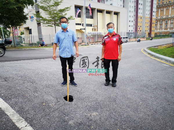 刘志良（左）促请有关当局尽快解决窟窿问题。右为陈劲源。路面也明显出现了裂痕。