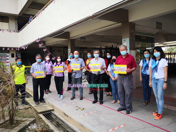 玛琳华小成立“风雨同行，爱我玛琳—风灾重建基金“，欢迎社会人士、商家慷慨解囊，让该校能早日进行重建工作。右起为严立萍、江瑞财、甘信饼、陈如松、何秀铃及黄守群。