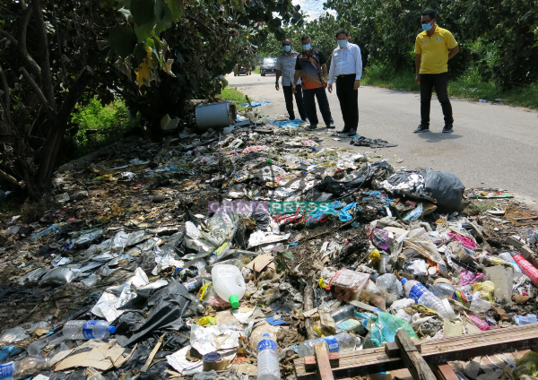 工业区路段成大型垃圾丢弃处，环境非常肮脏，左起为哈林峇仄、高英来、魏世德及魏氏助理纳西尔。