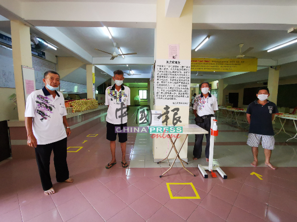 地方府副主席吴兴发（左起）、郑福荣、总务谢汉民及财政张兴成提醒善信遵守SOP。