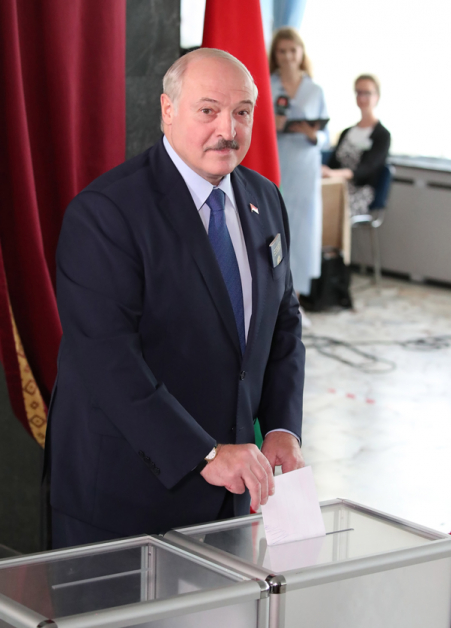白罗斯总统卢卡申科在明斯克的一个投票站投票。（欧新社）