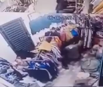 女店员被打得跌倒在地上，匪徒还是没有停手。
