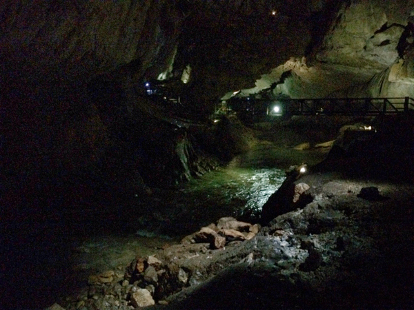 在黑暗中潺潺流动的洞穴河。