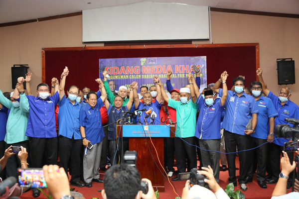 在9名候选人人选中脱颖而出的莫哈末再迪(左4)，获霹雳州国盟领袖与他振臂欢呼加油，一同迎战仕林州席补选。