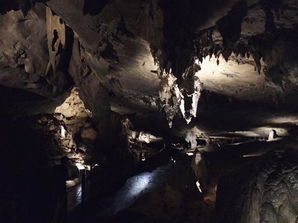 洞内仅设有少量的照明，尽量保留岩洞自古以来的深邃幽暗之感。