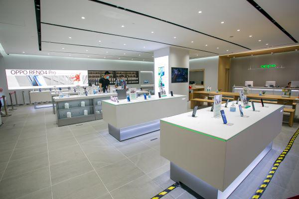 宽敞的店内空间，以白与绿色的设计简洁明亮。整齐摆设的产品陈列让用户能亲自体验手机，丰富了用户体验。