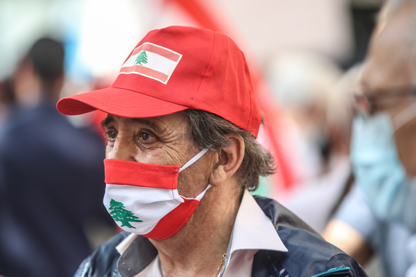 一名黎巴嫩男子周日在巴黎参与示威。