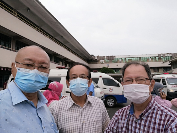 萧汉昌（右起）、杨才国及杨英俊日前到玛琳华小慰问董事及师生。