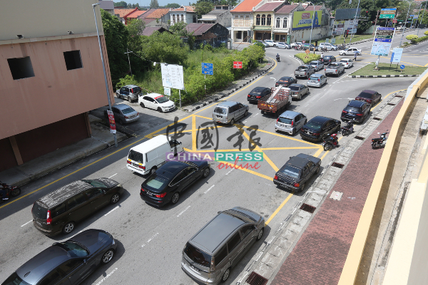 王金辉路交通灯前常有民众贪方便，将车泊在靠近银行处，导致该处常塞车，并造成其它交通使用者不便。
