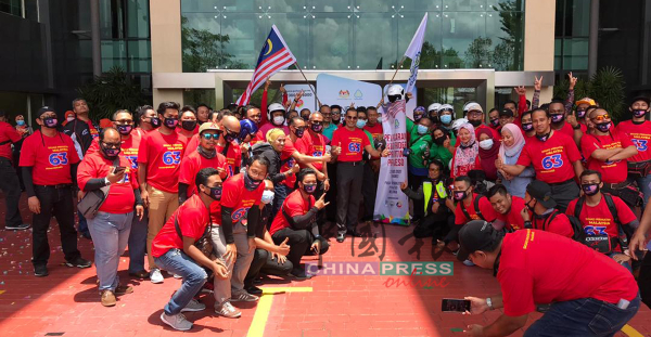 参与“2020年大马关怀国庆游”的送餐员抵达马六甲社险康复中心。