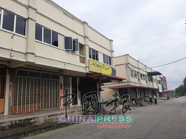行针对性强化行动管制令落实后，拿坡市镇冷清清，许多商店休业。