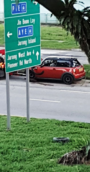 出车祸的是一辆红色迷你库柏，交警完成调查后，车子早上约7时半被拖走。（受访者提供）