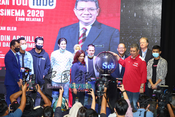 赛夫丁阿都拉（前排右2）为YouTube技巧工作坊及2020电影社区（南区）活动主持开幕。