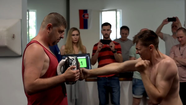 特鲁索夫（右）创下了“1分钟打出完全伸展拳击次数最多”的健力士世界纪录。