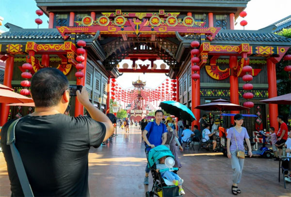 游客们1日在荆州方特东方神画主题乐园游玩。湖北省荆州市各旅游景区推出多项暑期旅游惠民措施，并延长景区夜间运营时长，以吸引更多暑期人潮。 
