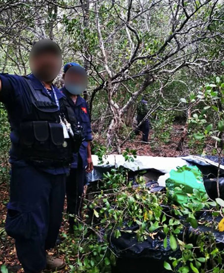 警方找到坠机后被藏在巴新树林里的毒品。