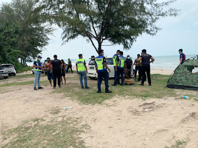 警方前往峇株拉亚海边巡查，发现大部分民众未戴口罩。