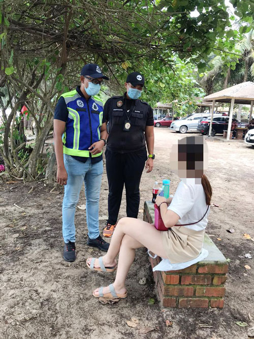 一女子被警方发现未戴口罩。