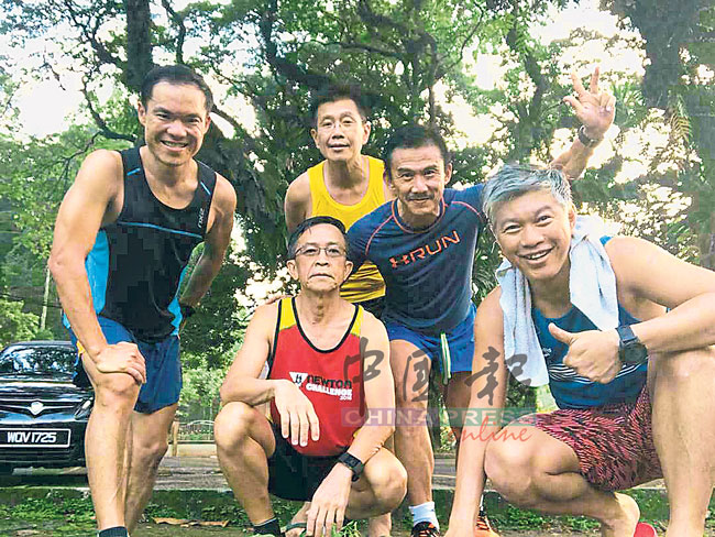 李炳鸿（左边蹲者）说，运动好处包括：有健康、有朋友。