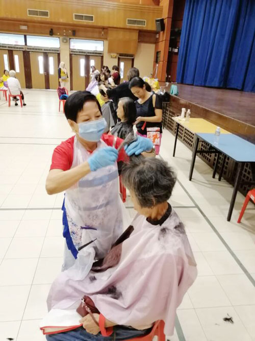 杨福娣每个月一两次替老年人或行动不便者修剪头发。（受访者提供）