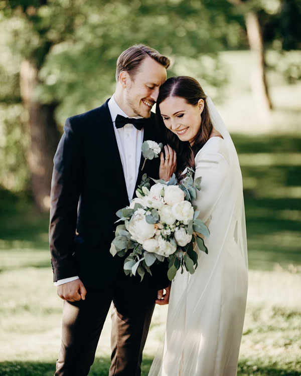 芬兰总理马琳在Instagram上载与丈夫的合照，两人露出甜蜜幸福的笑容。