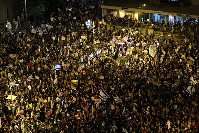 以色列示威者周六在总理尼丹亚胡的官邸外示威，要求尼丹亚胡下台。