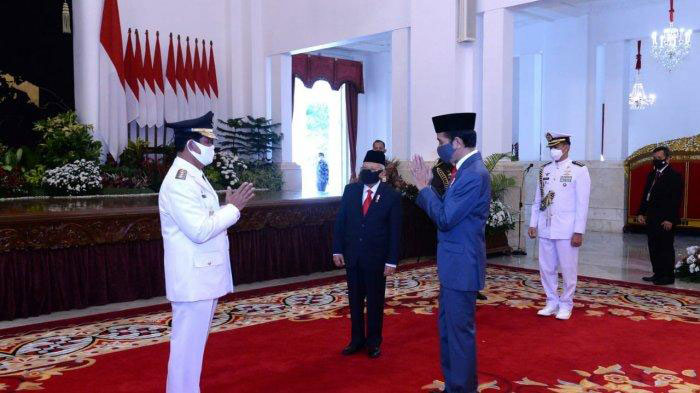 印尼总统佐科威（右）7月27日在总统府见证了伊斯迪安多（左）的宣誓就职仪式。