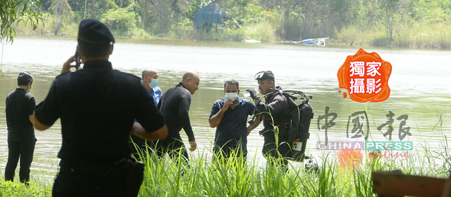 警员身穿蛙人衣服，配上氧气桶，潜入湖里搜寻女死者的手机。