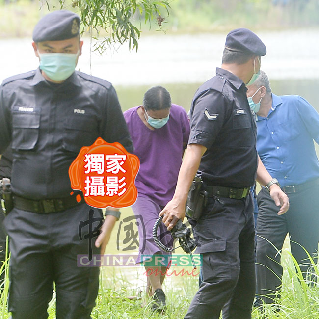 嫌犯被押到湖边现场后，指引警方协助查案工作。