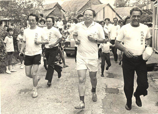 行动党推行多项活动来挽救三宝山；图为时任党主席卡巴星（右起）和秘书长林吉祥参与登山运动。