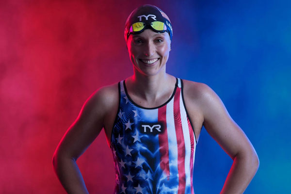 凯蒂．莱德基近日展示美国游泳队的全新战袍，她将穿着它征战东京奥运会。（凯蒂．莱德基推特照片）