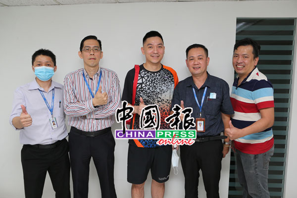 陈文宏（中）到访中国报总社，获得中国报执行总编辑林明标（左2）接待，体育组副主任林良生（右）、中商广告执行员陈沐恩（左）与张家顺（右2）陪同。