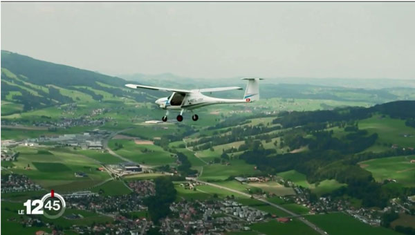 Velis Electro上周飞越弗里堡近郊的村庄。