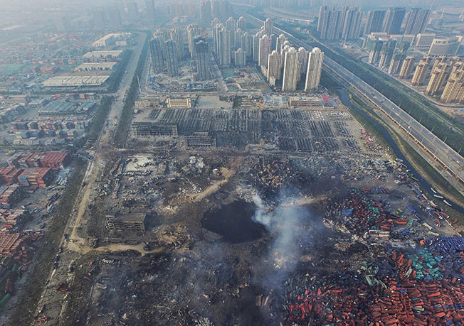 2015年8月12日，天津港口发生大爆炸，现场被炸出大坑。（欧新社）