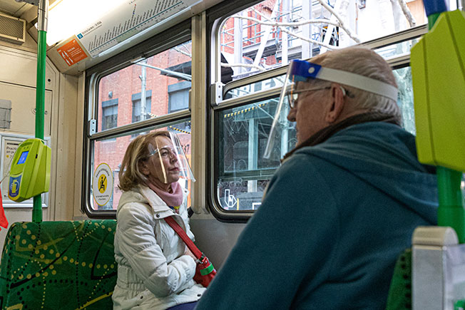 墨尔本地铁乘客周三戴面罩防疫。