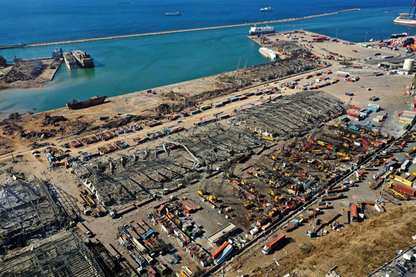 高空航拍图显示，爆炸后贝鲁特港口满目疮痍。（法新社）