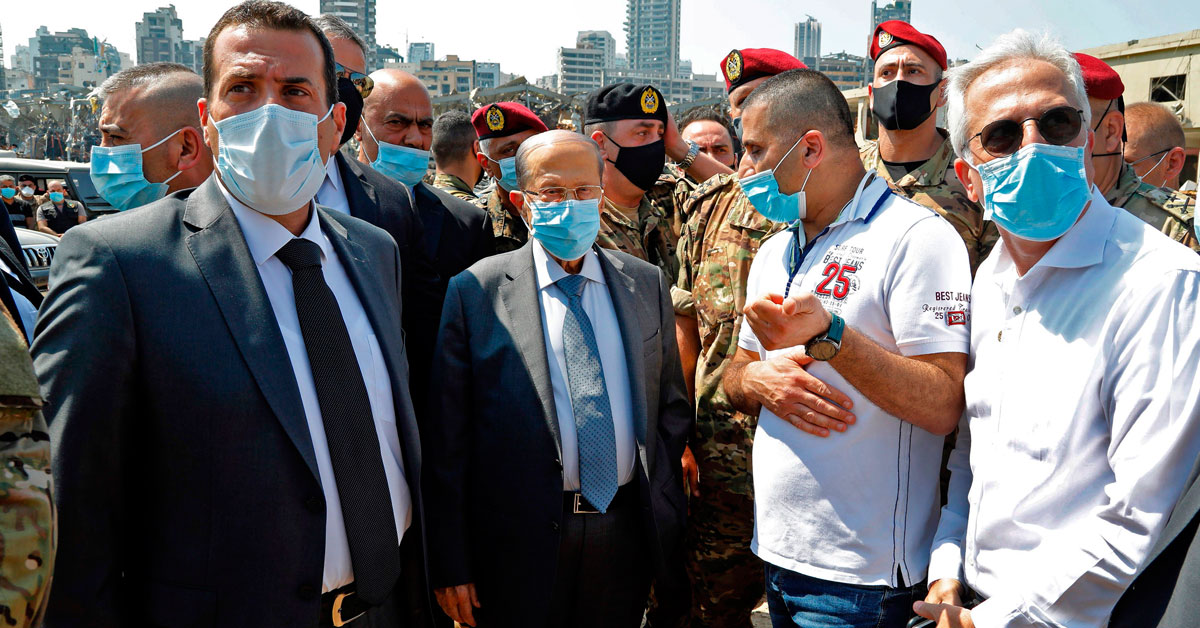 黎巴嫩总统奥恩（中）周三戴着口罩探视爆炸地点。（法新社）