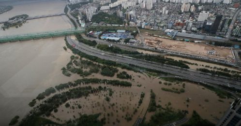 韩持续暴雨逾千居民疏散 汉江相隔9年再发洪水预警