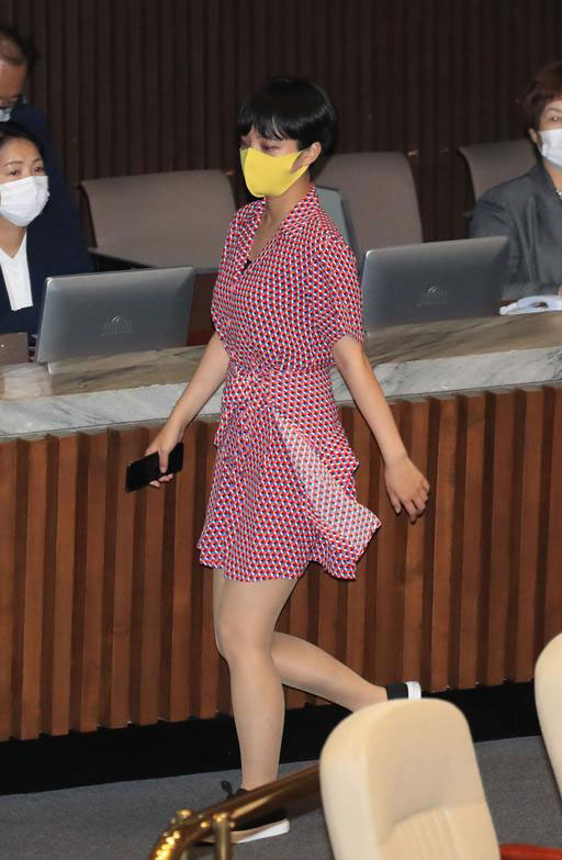 韩国28岁女议员柳浩贞，日前身穿粉色短洋装进国会。