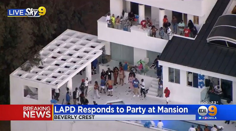 洛杉矶市电视台本周放送惊人画面，山丘豪宅出现人潮聚集的大型派对。