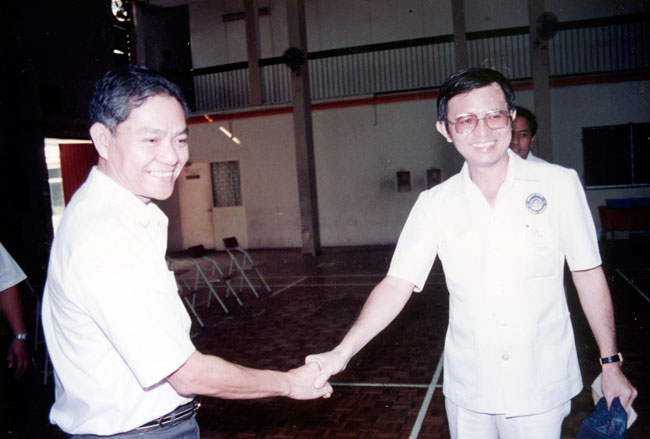 1990年大选，廖金华和马青领袖胡亚桥在提名中心握手为礼。