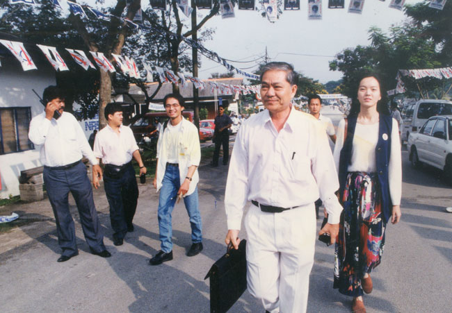 1995年大选，廖金华在女儿廖春仪陪同下抵达提名中心。