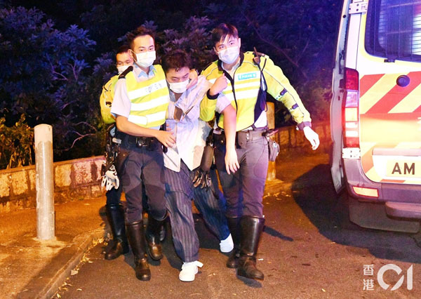 杨明送院时烂醉如泥，需由2名警员搀扶。