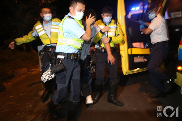 杨明满身酒气，未能即场进行酒精呼气测，需由2名警员搀扶上救护车。